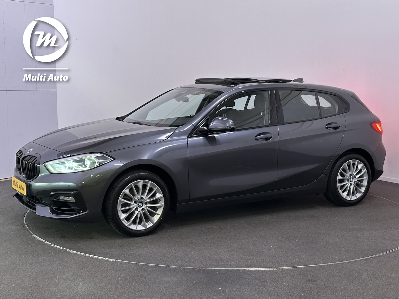 BMW 1-serie - 118i Sportline 140pk Dealer O.H | Panodak | Apple Carplay | Sportstoelen Verwarmd | DAB | - AutoWereld.nl