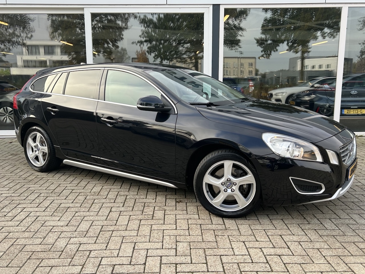 Volvo V60 - 2.0 T5 Momentum 50% deal 6.475,- ACTIE Automaat / Memory / Trekhaak / PDC achter / Navi - AutoWereld.nl