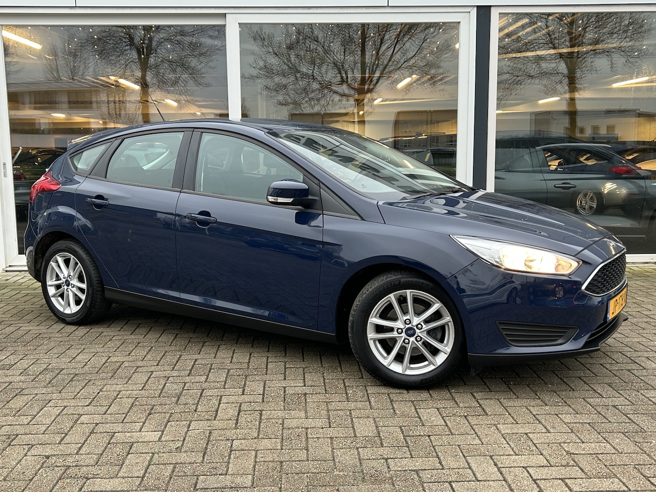 Ford Focus - 1.0 Trend LMV / PDC achter / Cruise / Airco / Navi - AutoWereld.nl