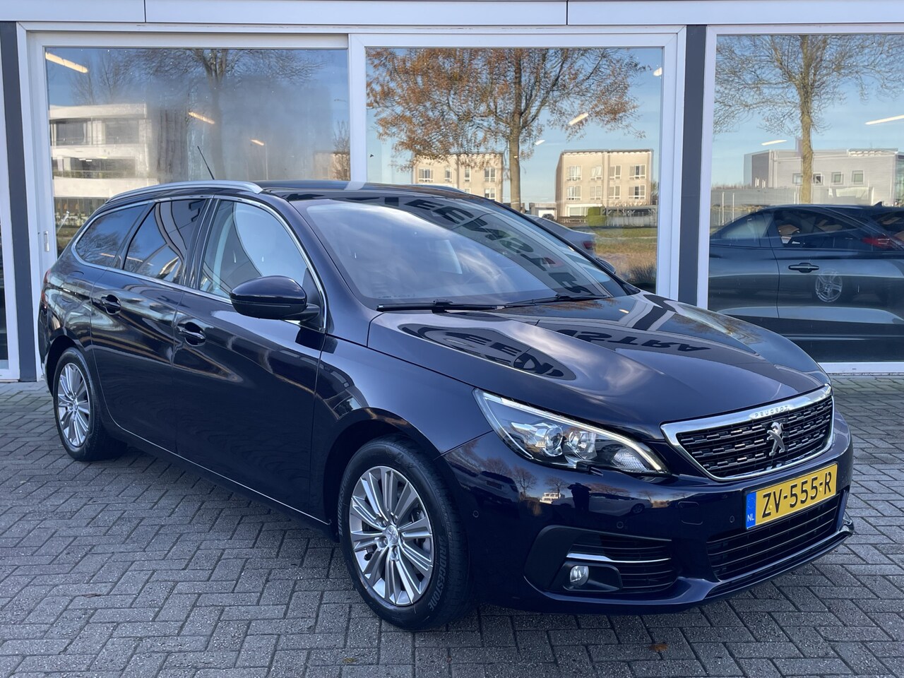 Peugeot 308 SW - 1.2 PureTech Blue Lease Premium 50% deal 5.475,- ACTIE Leder / Pano / Keyless / Navi / Cli - AutoWereld.nl