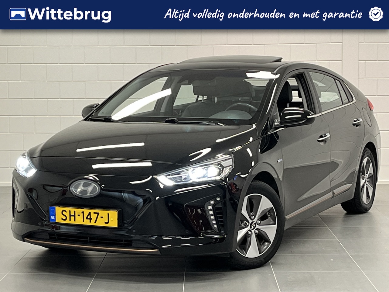 Hyundai IONIQ - Premium EV SCHUIFDAK | LEDER | FULL LED | NAVIGATIE | COMPLETE AUTO! - AutoWereld.nl