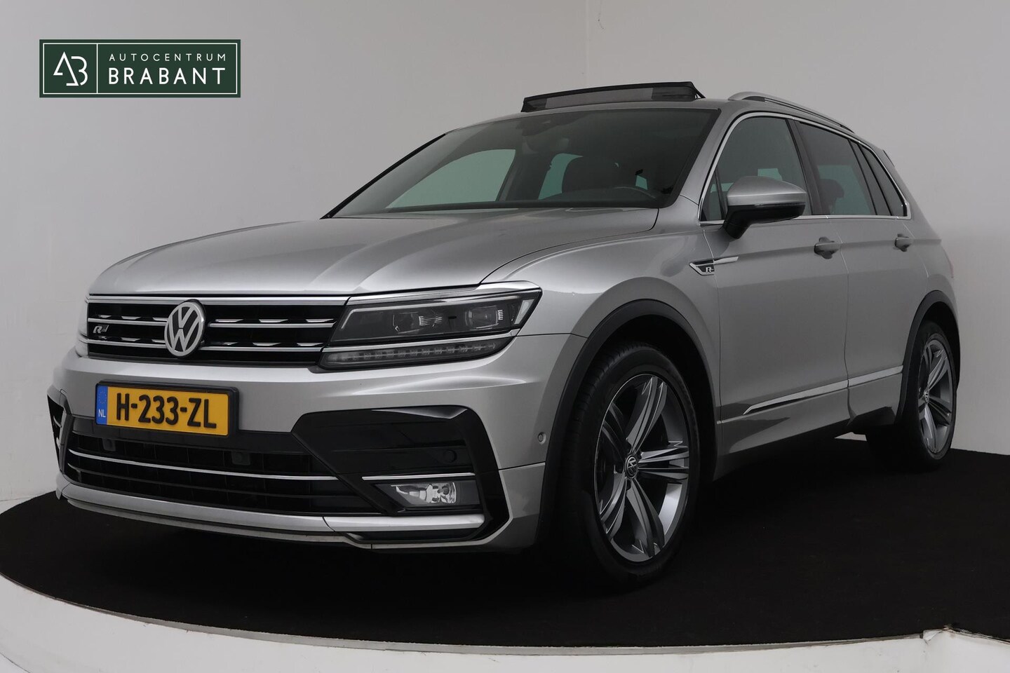 Volkswagen Tiguan - 1.5 TSI ACT Highline Business R Automaat (VIRTUAL, PANORAMADAK, NAVIGATIE, CAMERA, PDC, NL - AutoWereld.nl