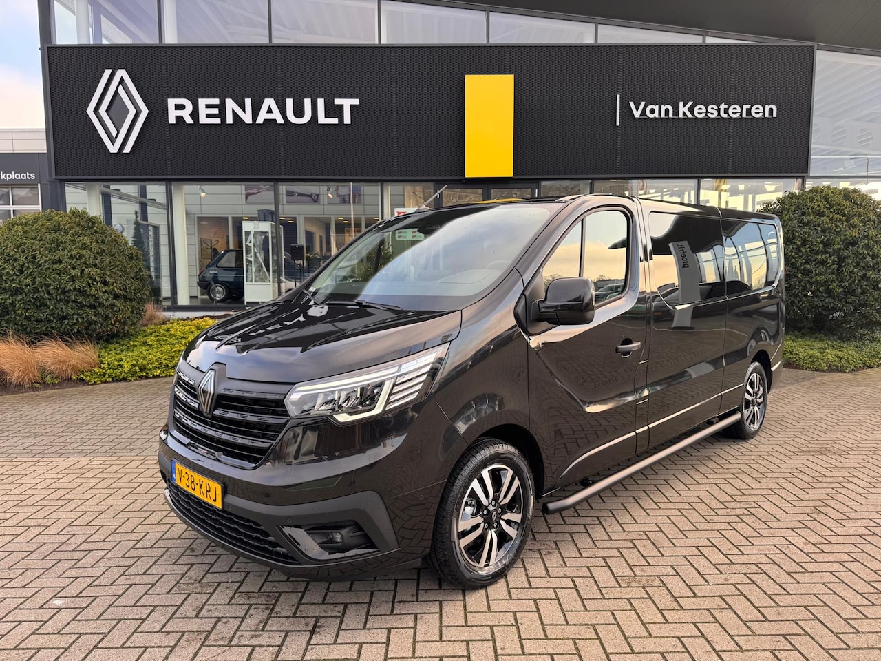 Renault Trafic - GB 2.0 Blue dCi 170pk L2H1 T30 EDC Extra 125 Anniversary /Trekhaak/ Full option/ Stoelverw - AutoWereld.nl