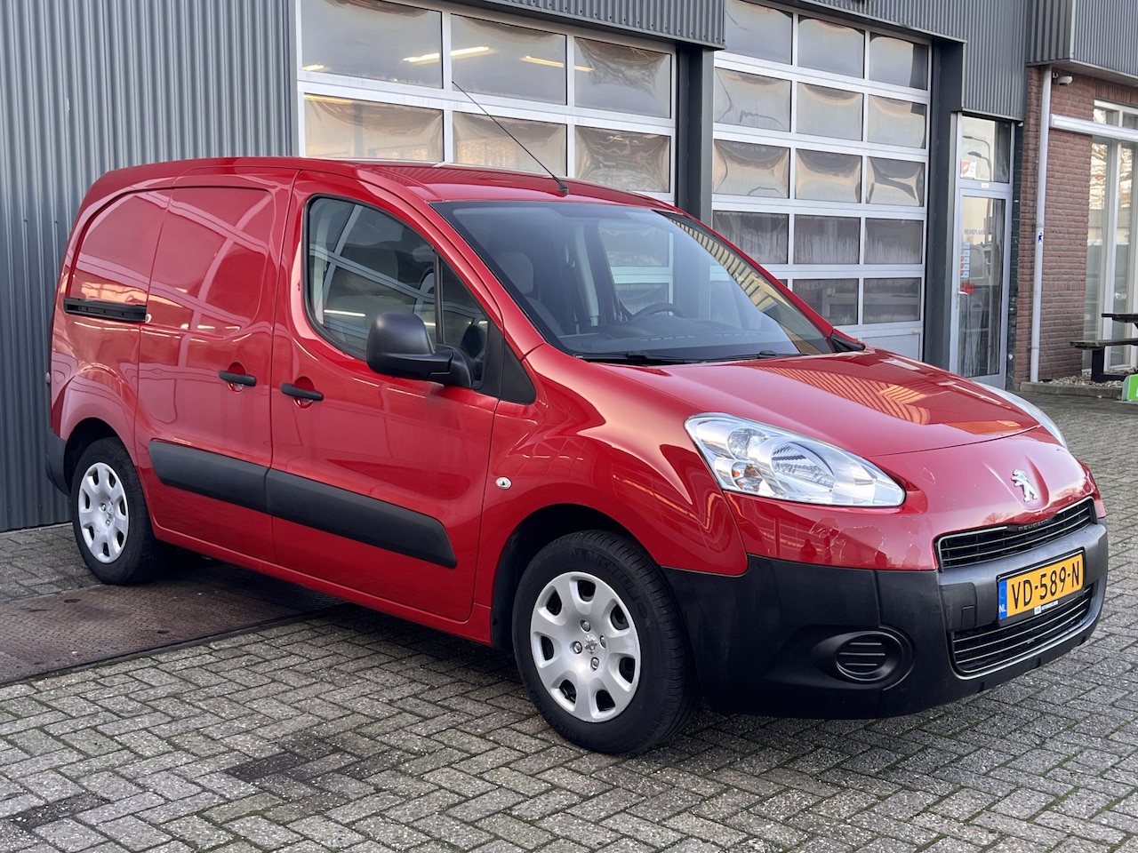 Peugeot Partner - 120 1.6 HDI L1 Airco Ladekasten 2-Persoons Parrot Euro 5 - AutoWereld.nl