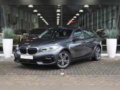 BMW 1-serie - 118i Executive Sport Line Automaat / Trekhaak / Sportstoelen / Stoelverwarming / LED / Par