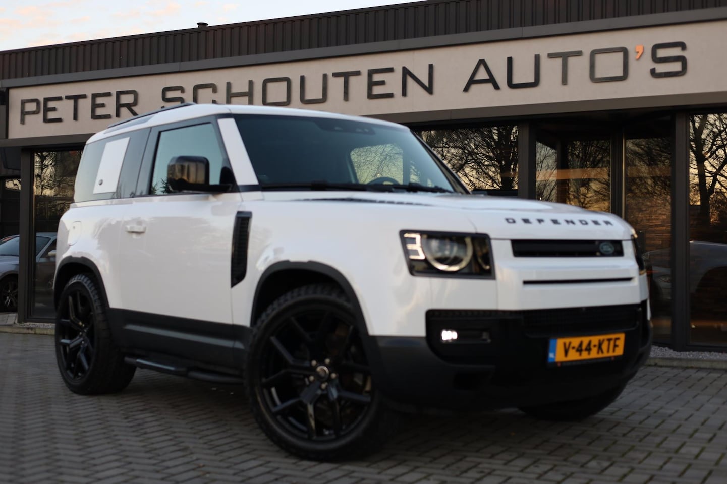 Land Rover Defender 90 - 3.0 D200 90 SE Comm. | Leder | Pano | Luchtvering | Adapt. Cruise | 360 Camera | Trekhaak - AutoWereld.nl