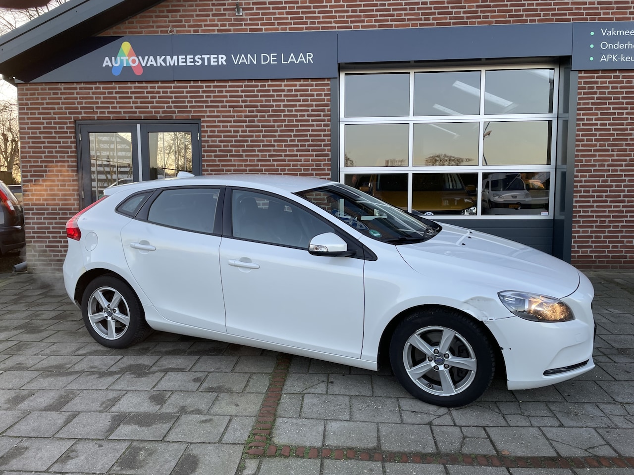 Volvo V40 - 2.0 D4 Base Business 2.0 D4 Base Business 190pk, (Adaptive cruise control, PDC voor en achter, Blind spot) RIJK - AutoWereld.nl