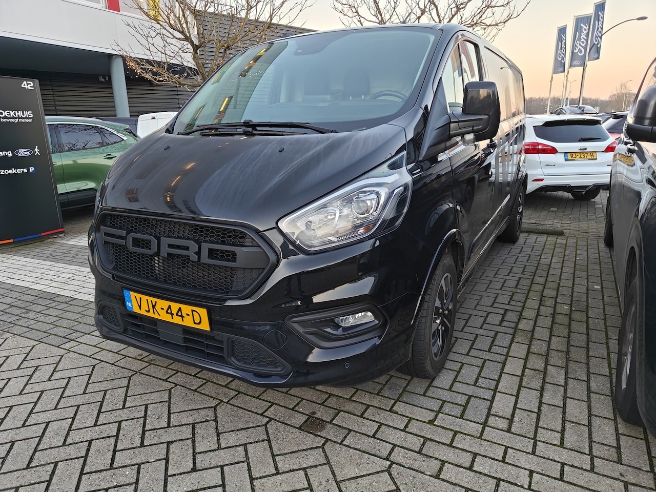 Ford Transit Custom - 320 2.0 TDCI L2H1 Sport 185PK | Trekhaak | Camera | Betimmering | Verlengde fabrieksgarant - AutoWereld.nl