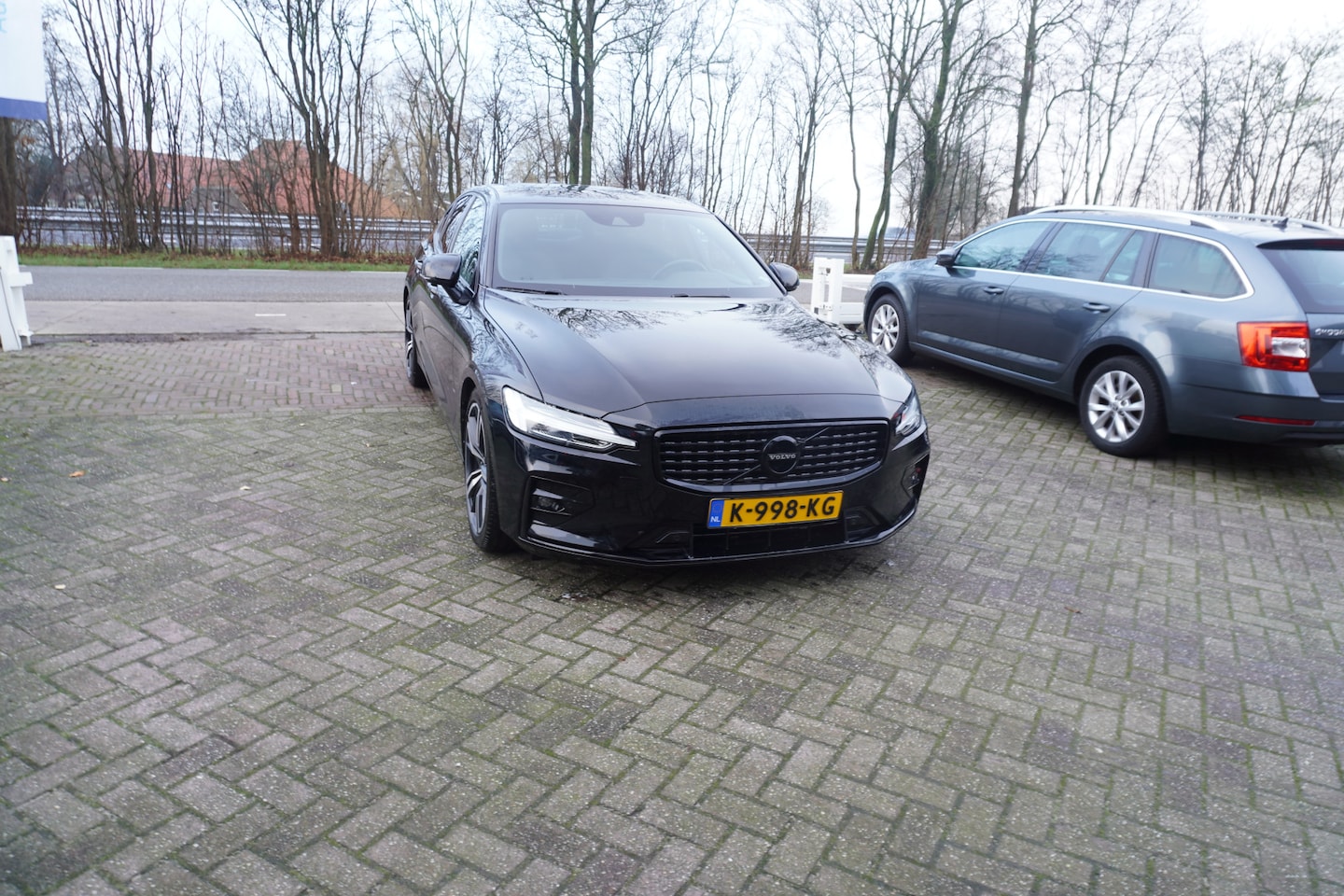 Volvo S60 - 2.0 T4 R-Design AUTOMAAT LEER STOELVERWARMING DIGI DASH CAMERA - AutoWereld.nl