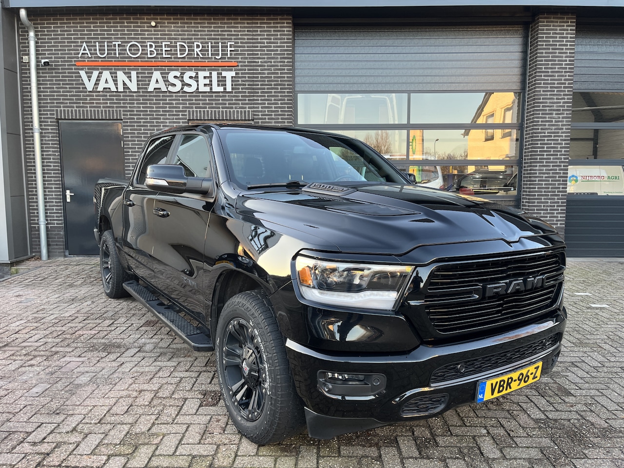 Dodge Ram 1500 - 5.7 V8 4x4 Crew Cab Sport Panoramadak , Leer , Navi - AutoWereld.nl