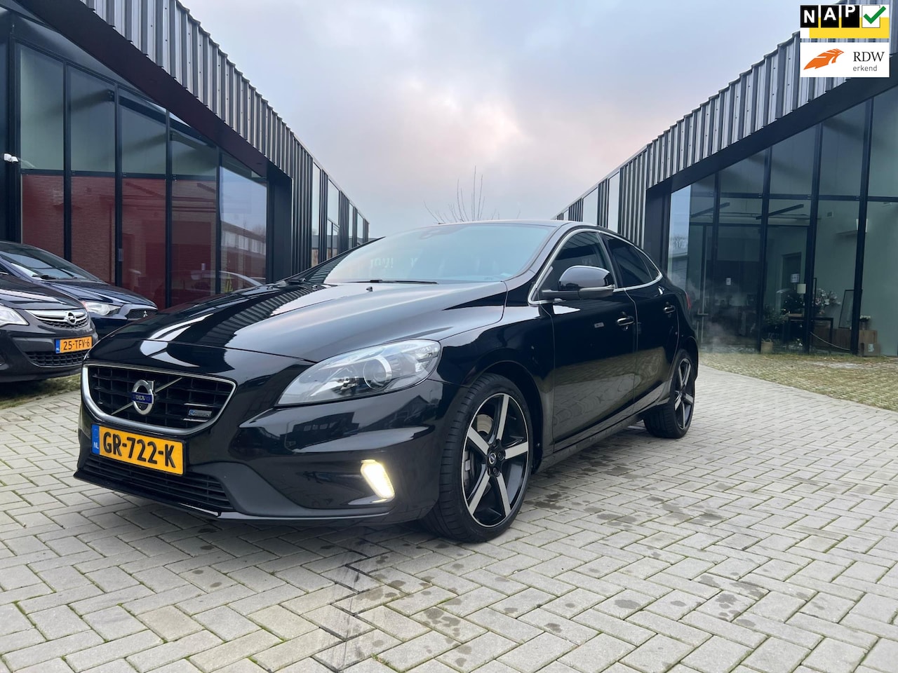 Volvo V40 - 1.5 R-Design Nordic Plus Clima Camera Cruise NL Auto NAP - AutoWereld.nl