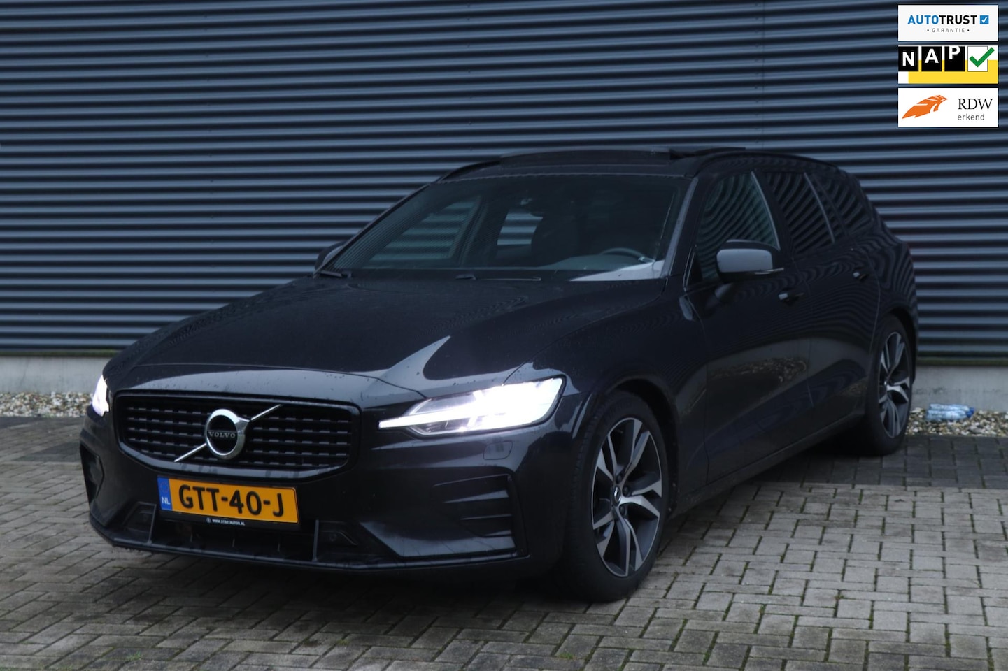 Volvo V60 - 2.0 B4 Inscription | R-Design | PANO | Dealer onderhouden - AutoWereld.nl