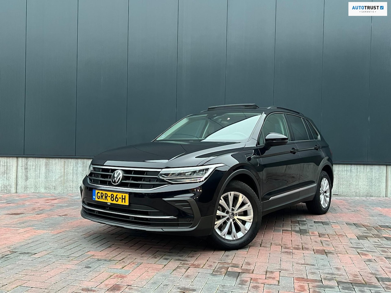 Volkswagen Tiguan - 1.4 TSI eHybrid Business+ * Pano * Cruise * Camera * Volledig Onderhouden - AutoWereld.nl