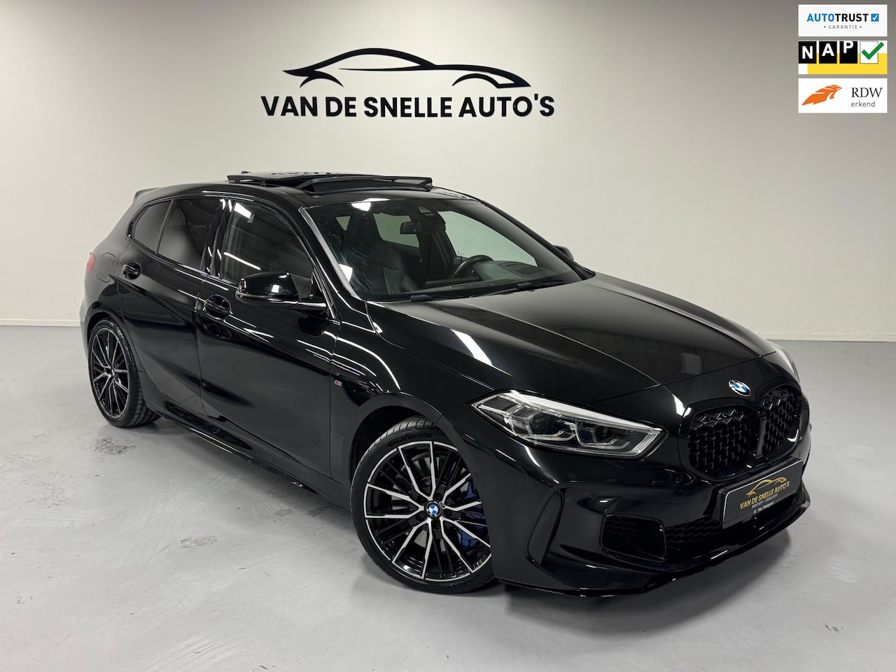 BMW 1-serie - M135i xDrive PANO/HEADUP/360CAMERA/PARKEERHULP/STUURVERWARMING - AutoWereld.nl