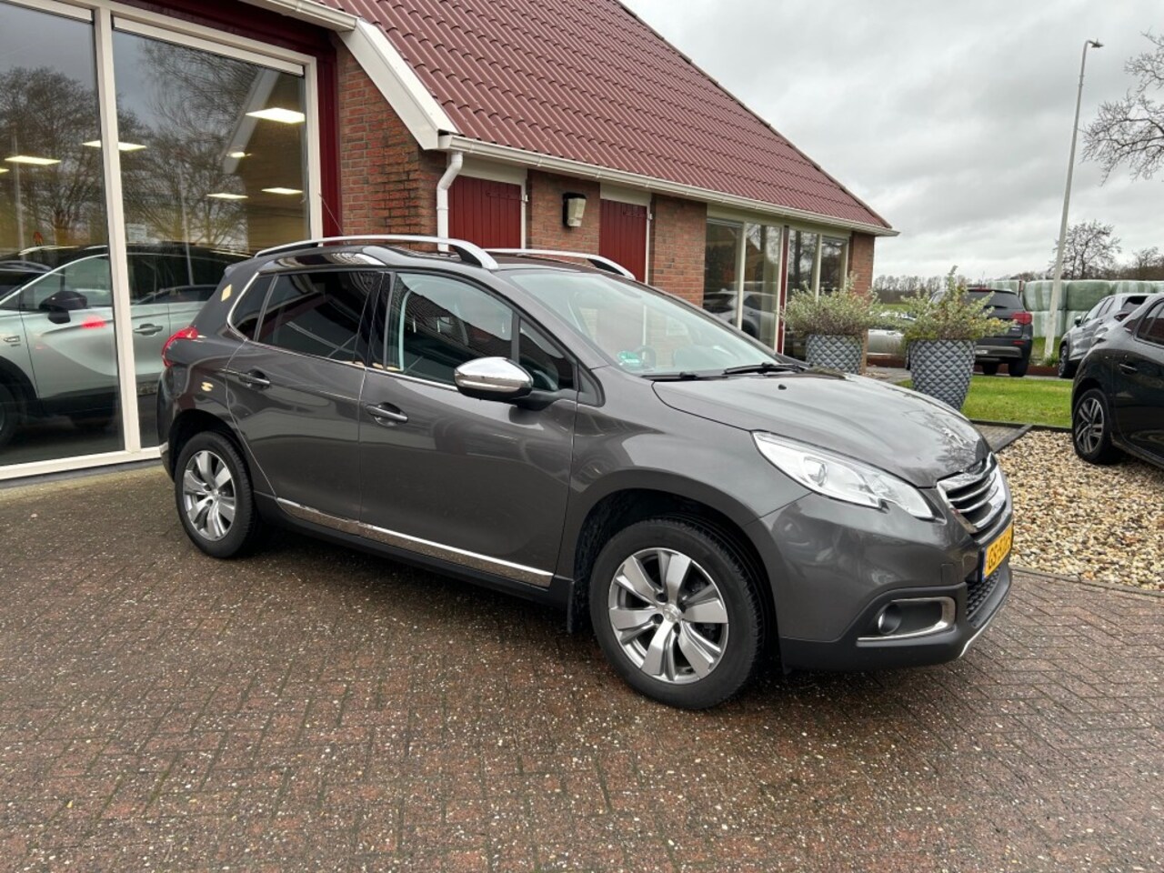 Peugeot 2008 - 1.2 PURETECH ALLURE AUTOMAAT MET SLECHTS 68.042 KM! - AutoWereld.nl