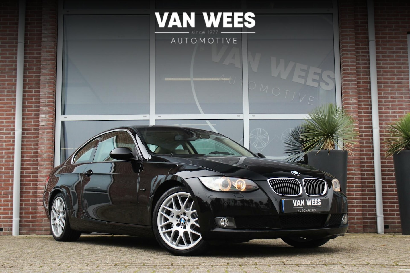 BMW 3-serie Coupé - 325i E92 Executive | 218 pk | Automaat | NL auto | NAP | Xenon | Trekhaak | Sportstuur | C - AutoWereld.nl