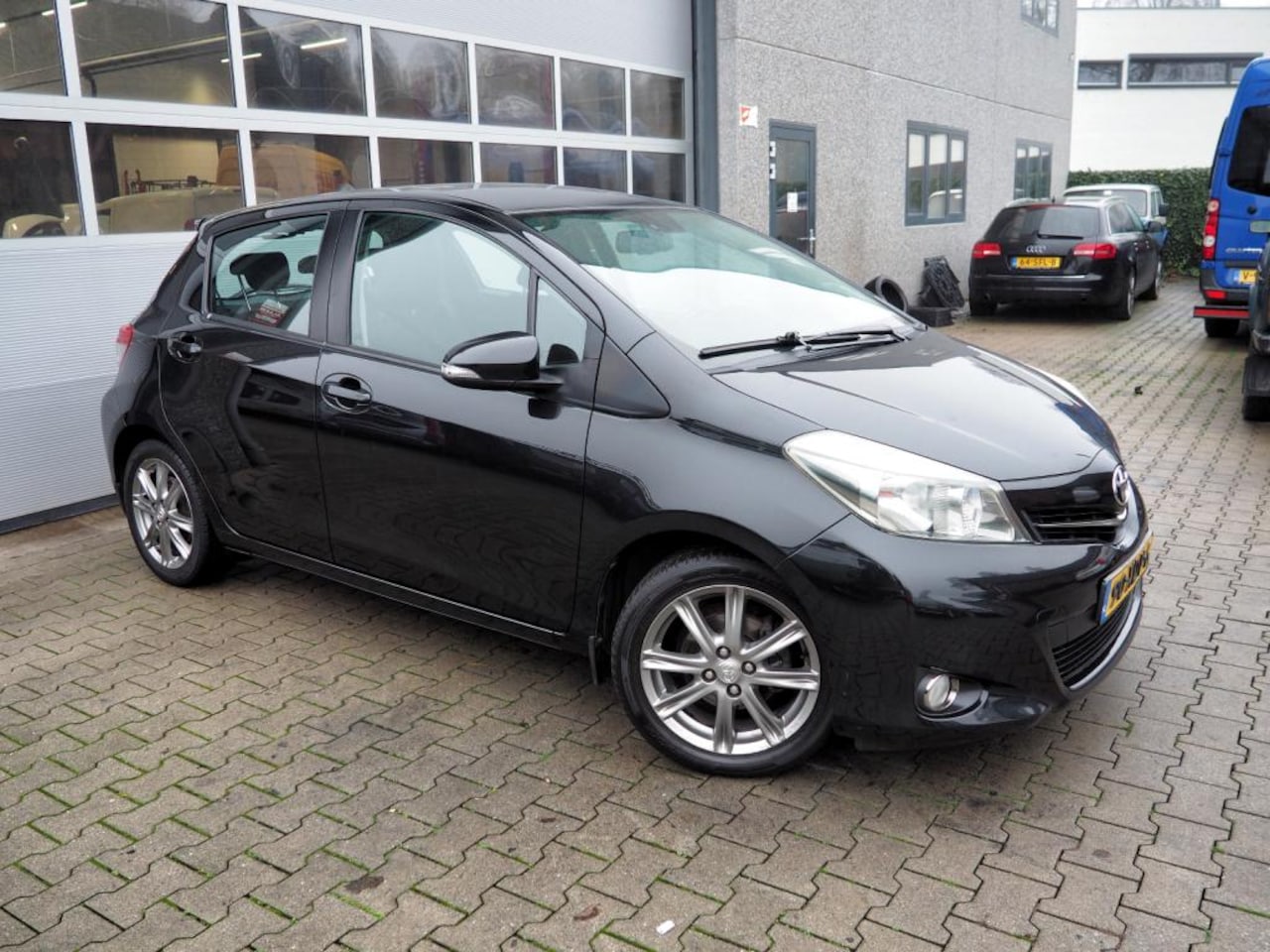 Toyota Yaris - 1.3 VVT-i Dynamic CLIMA CRUISE CAMERA KEYLESS - AutoWereld.nl