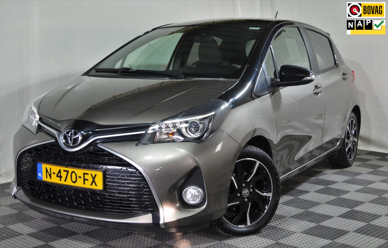 Toyota Yaris - 1.3 VVT-i Dynamic Bi-Tone / Navi./ Camera / Led. - AutoWereld.nl