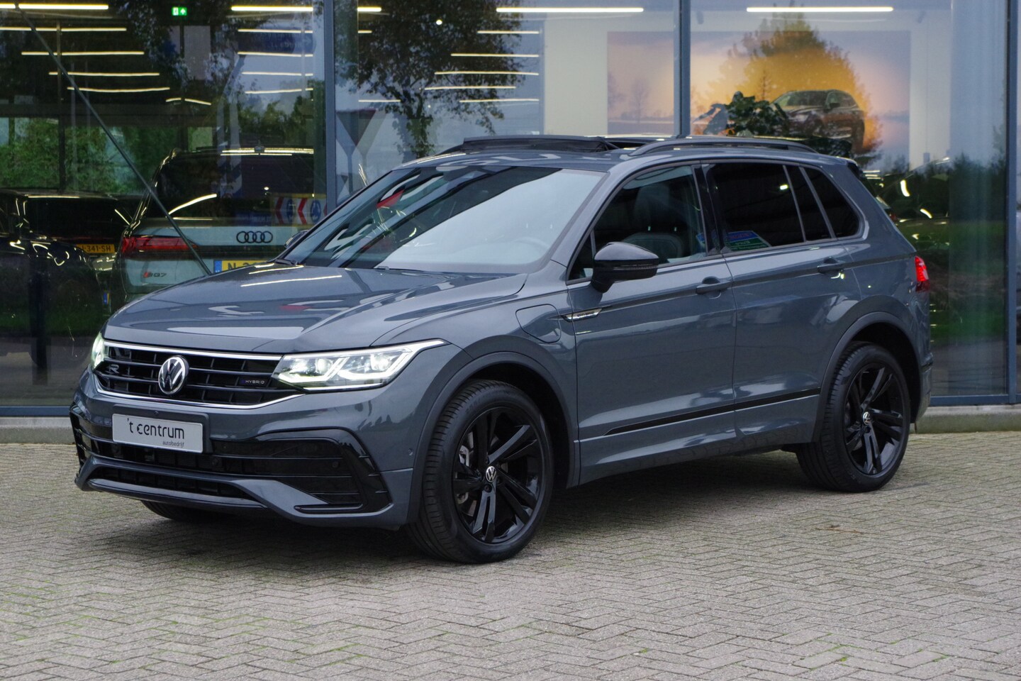 Volkswagen Tiguan - 1.4 TSI eHybrid 245 PK R-Line BNS+ PHEV, Leder, Panoramadak, LED, 360 Camera, Adap. Cruise - AutoWereld.nl