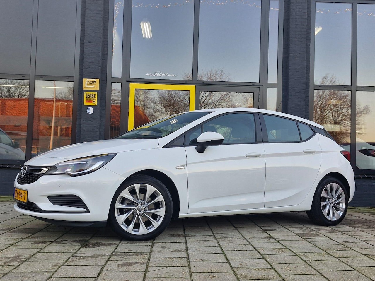 Opel Astra - 1.0 Business+ | Parkeer Sensoren voor en achter | ISO FIX - AutoWereld.nl