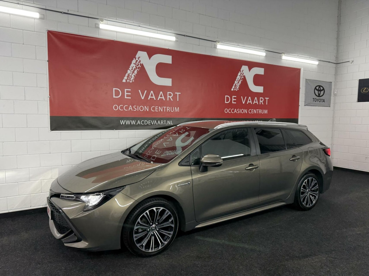 Toyota Corolla Touring Sports - 1.8 Hybrid - NAVI/CAM/LED/NAP - AutoWereld.nl