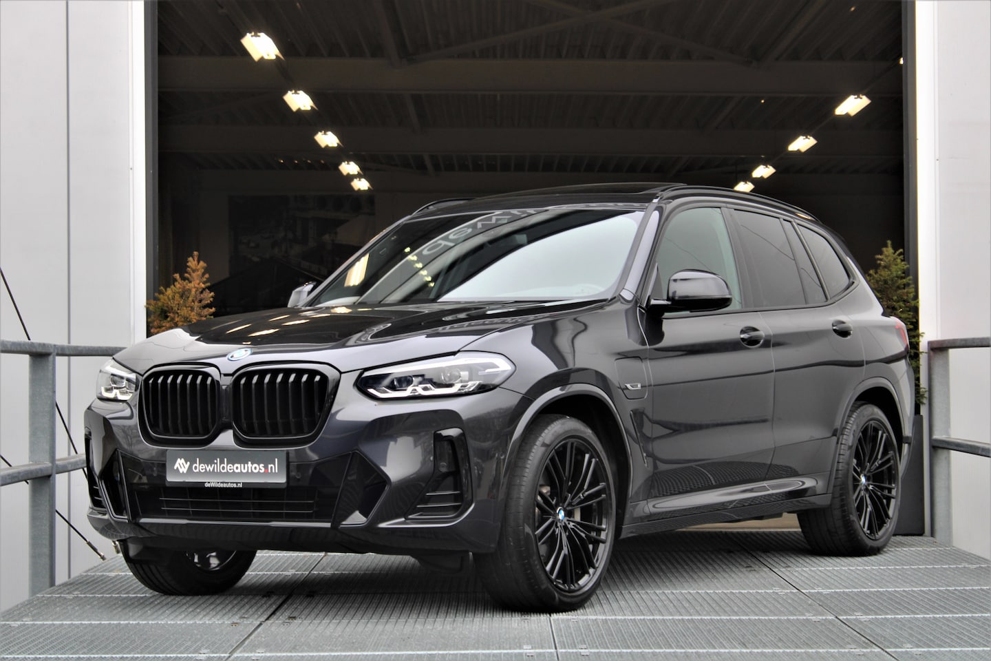 BMW X3 - xDrive30e M-sport facelift Pano Trekhaak Head-up Memory Camera DAB - AutoWereld.nl