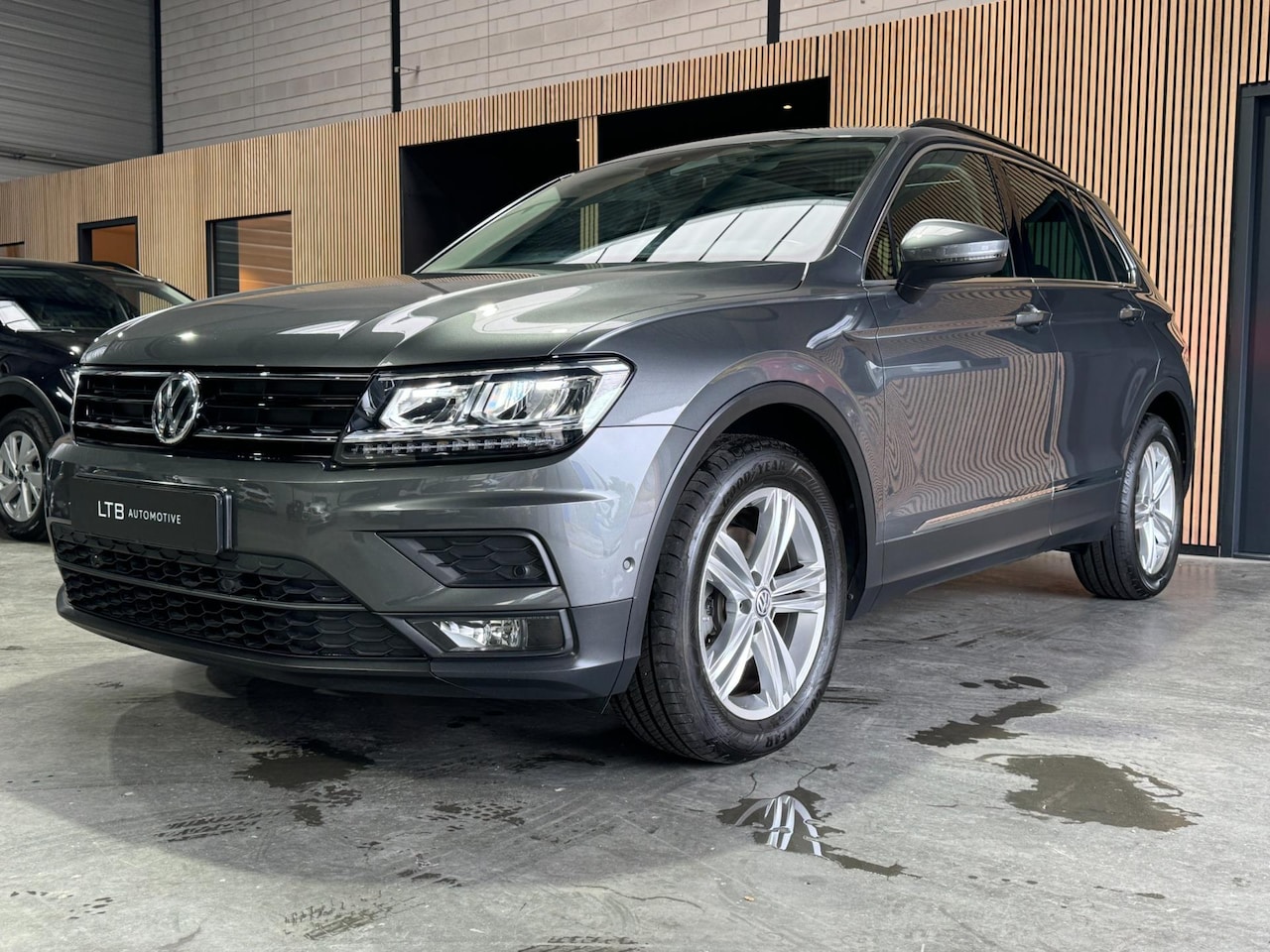 Volkswagen Tiguan - 1.4 TSI ACT Comfortline Aut. Pano | Camera | Navi | Acc | APK - AutoWereld.nl