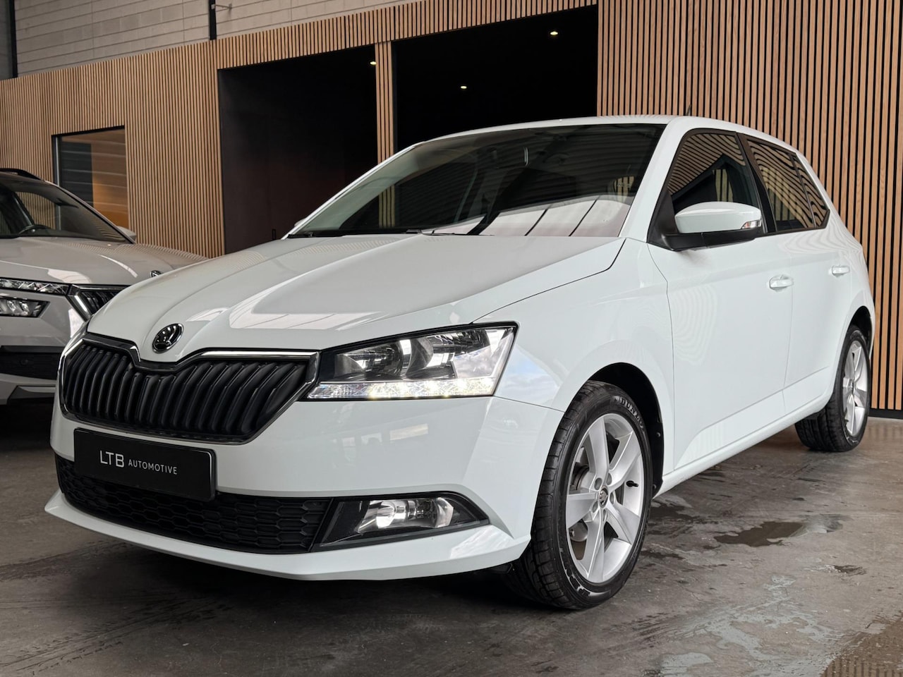 Skoda Fabia - 1.0 MPI Airco | PDC | LED | Stoelverwarming | APK - AutoWereld.nl