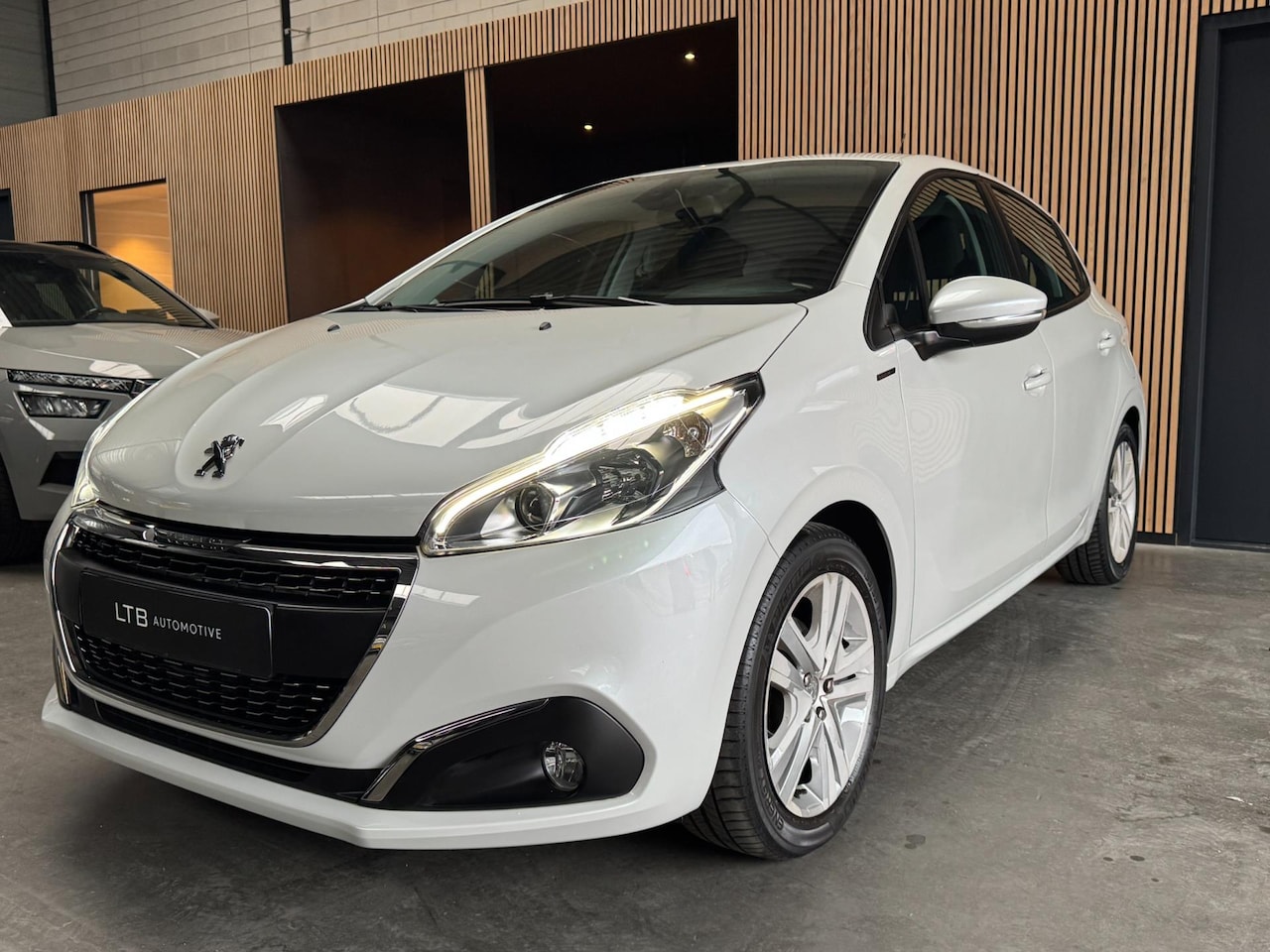 Peugeot 208 - 1.2 PureTech Signature Automaat|Carplay|PDC|Crusie|APK|NAP - AutoWereld.nl