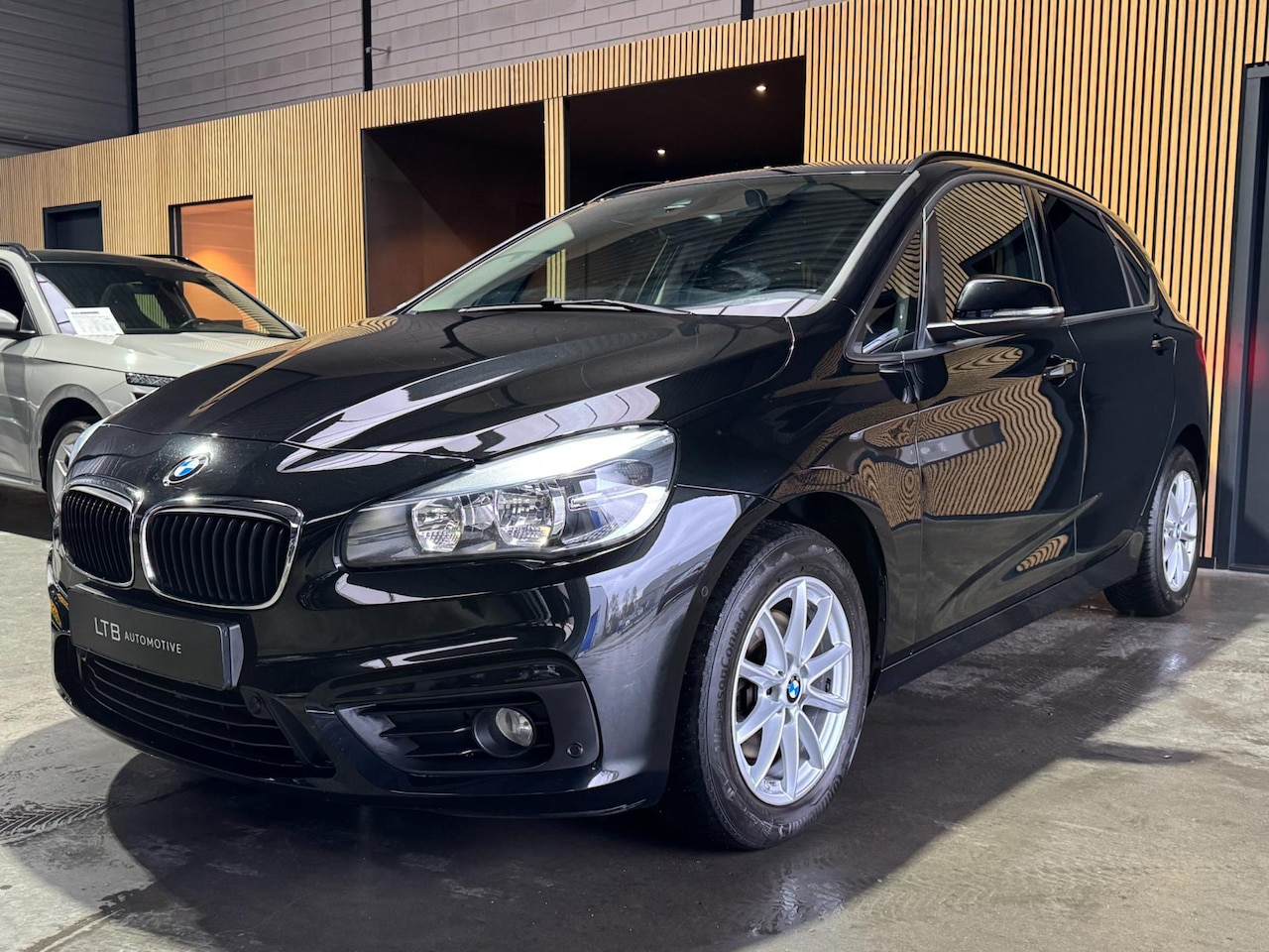 BMW 2-serie Active Tourer - 218i Corporate Lease Executive Automaat|PDC|Clima|Cruise|APK - AutoWereld.nl