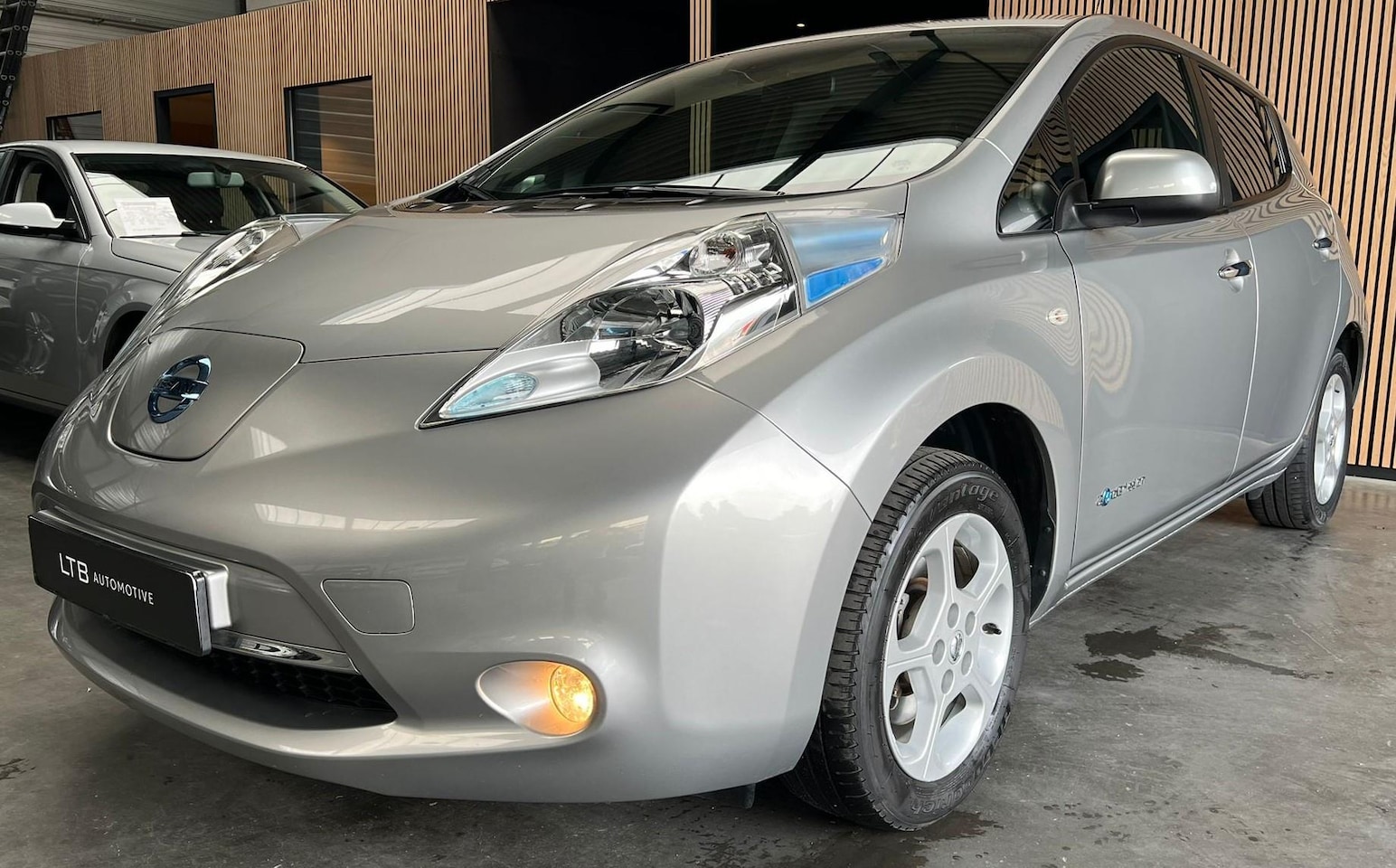 Nissan LEAF - Acenta 30 kWh | Camera | Keyless | Cruise | Airco | Navi - AutoWereld.nl