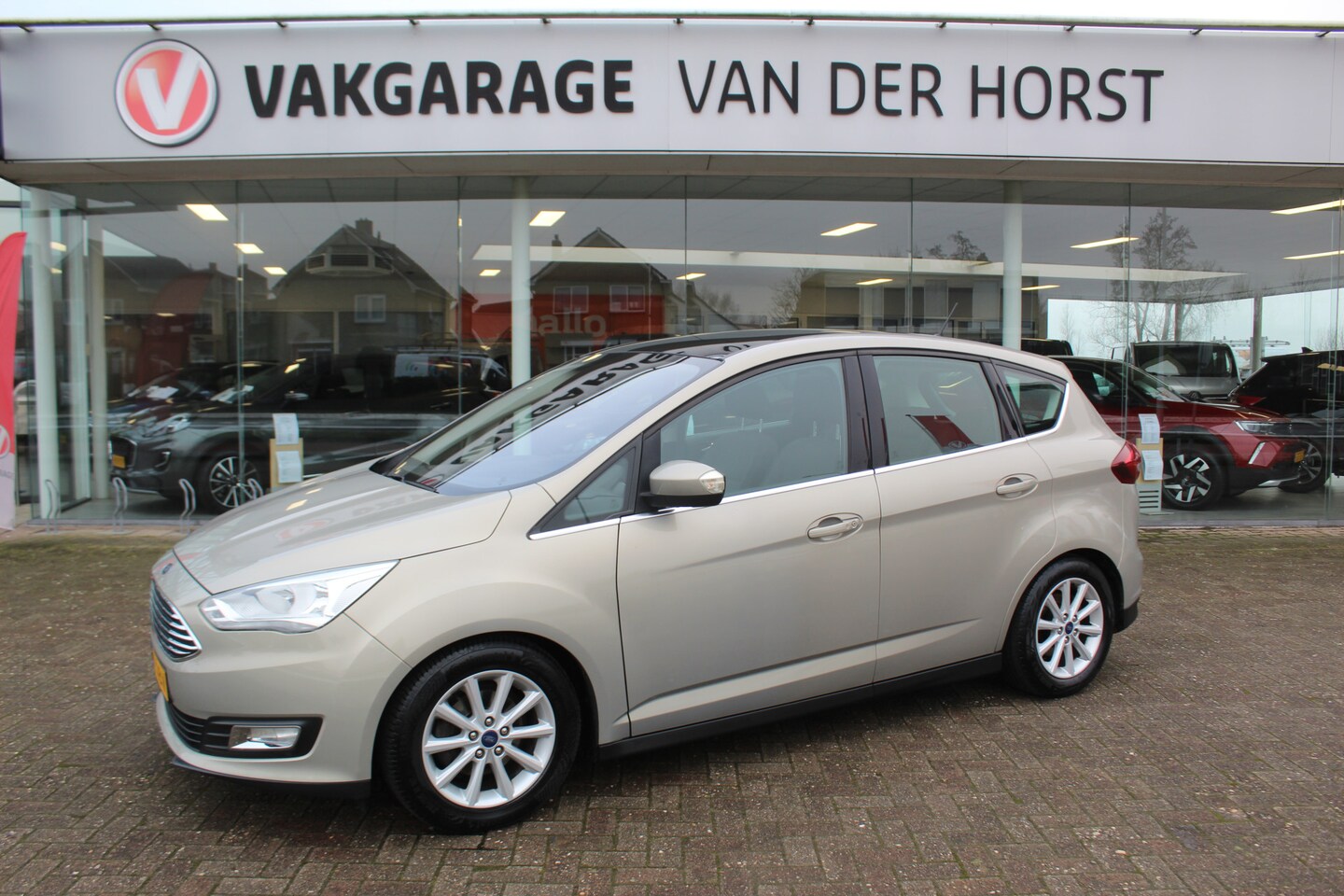 Ford C-Max - 1.0 Titanium 1.0 Titanium , 125pk Climate control , Navigatie , Panoramadak , Trekhaak Bluetooth , Park - AutoWereld.nl