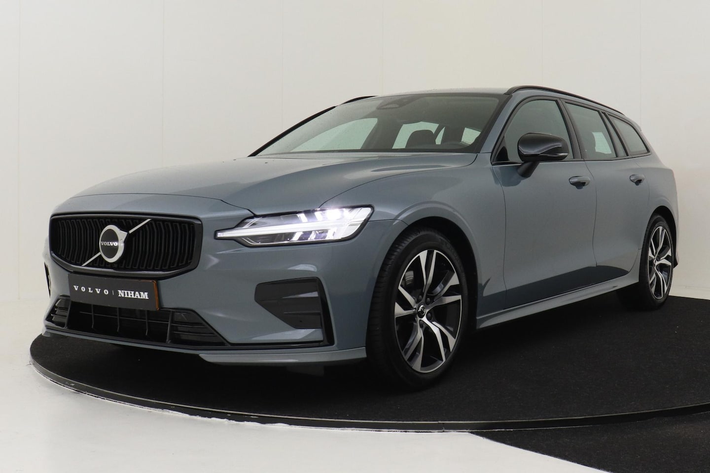 Volvo V60 - B4 (M-HYBRID) PLUS DARK -EXTERIEUR STYLING|CAMERA|ADAP.CRUISE|POWER-SEATS|TREKHAAK - AutoWereld.nl