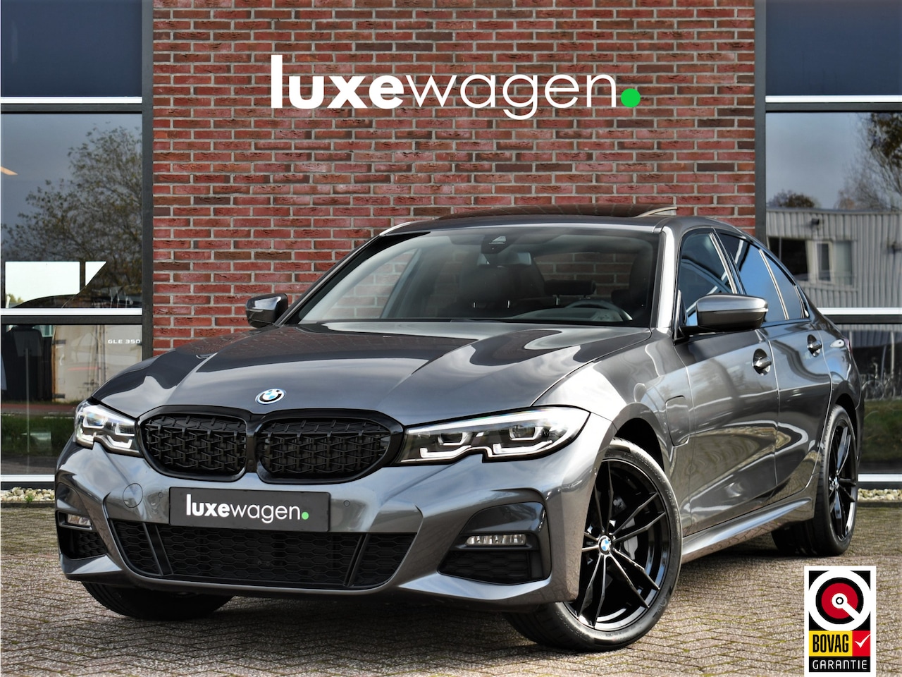 BMW 3-serie - 330e xDrive M-Sport Pano HUD Camera 19inch - AutoWereld.nl