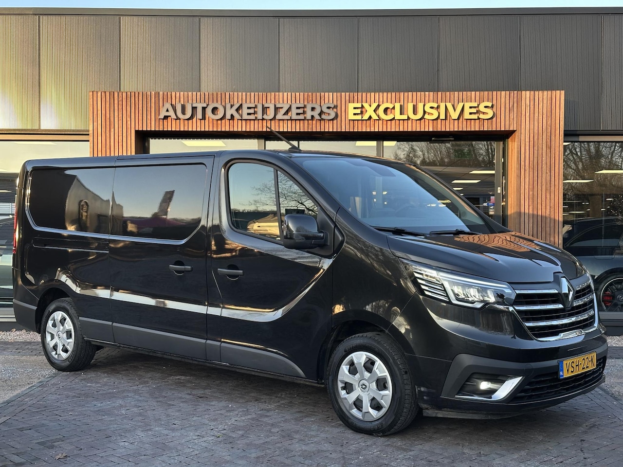 Renault Trafic - 2.0 dCi 130 T30 L2H1 Work Edition Airco LED DAB+ Cruise PDC Schuifdeur Rechts - AutoWereld.nl