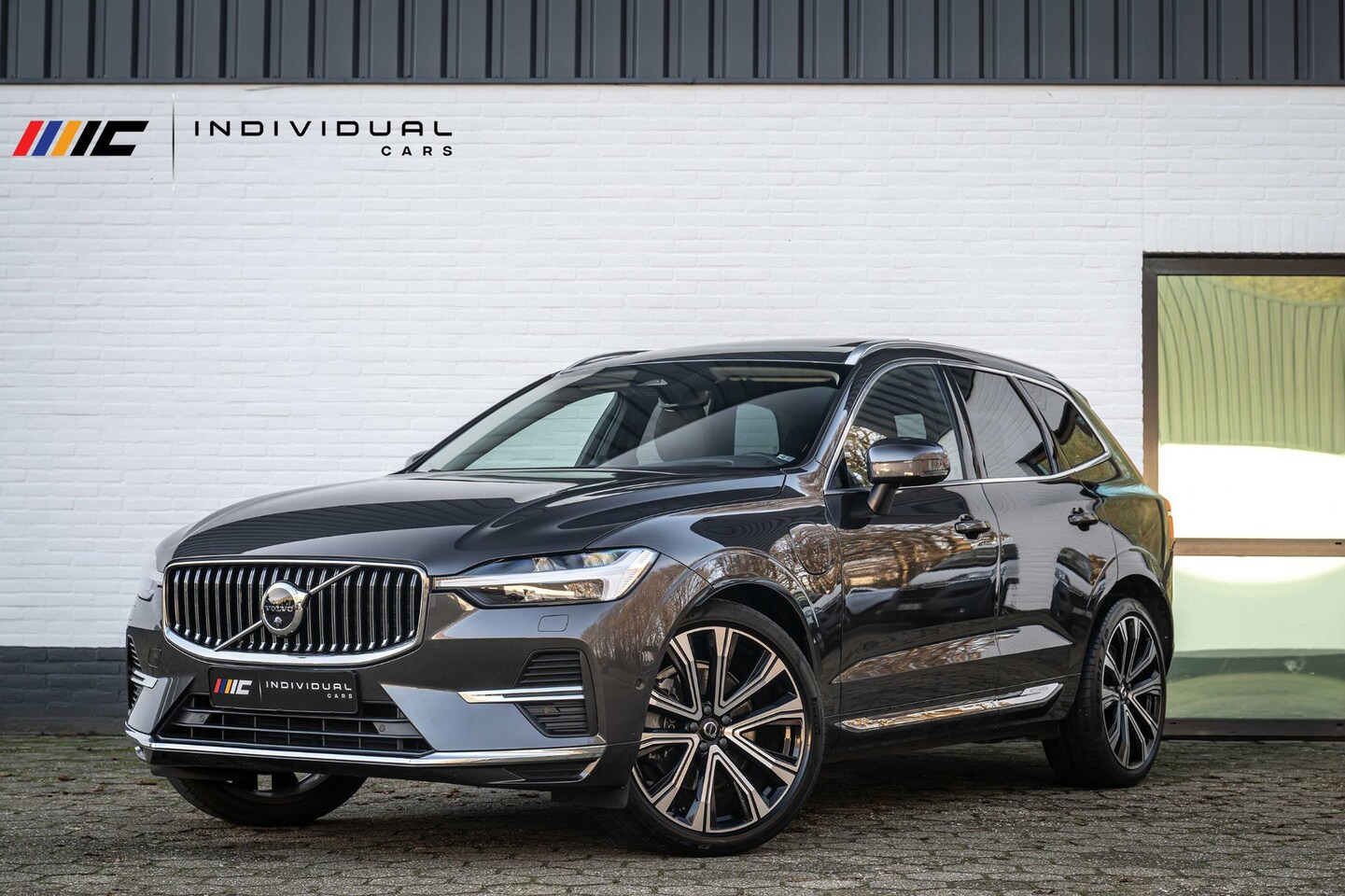 Volvo XC60 - 2.0 T6 AWD Inscription Facelift B&W Four-C Pano - AutoWereld.nl