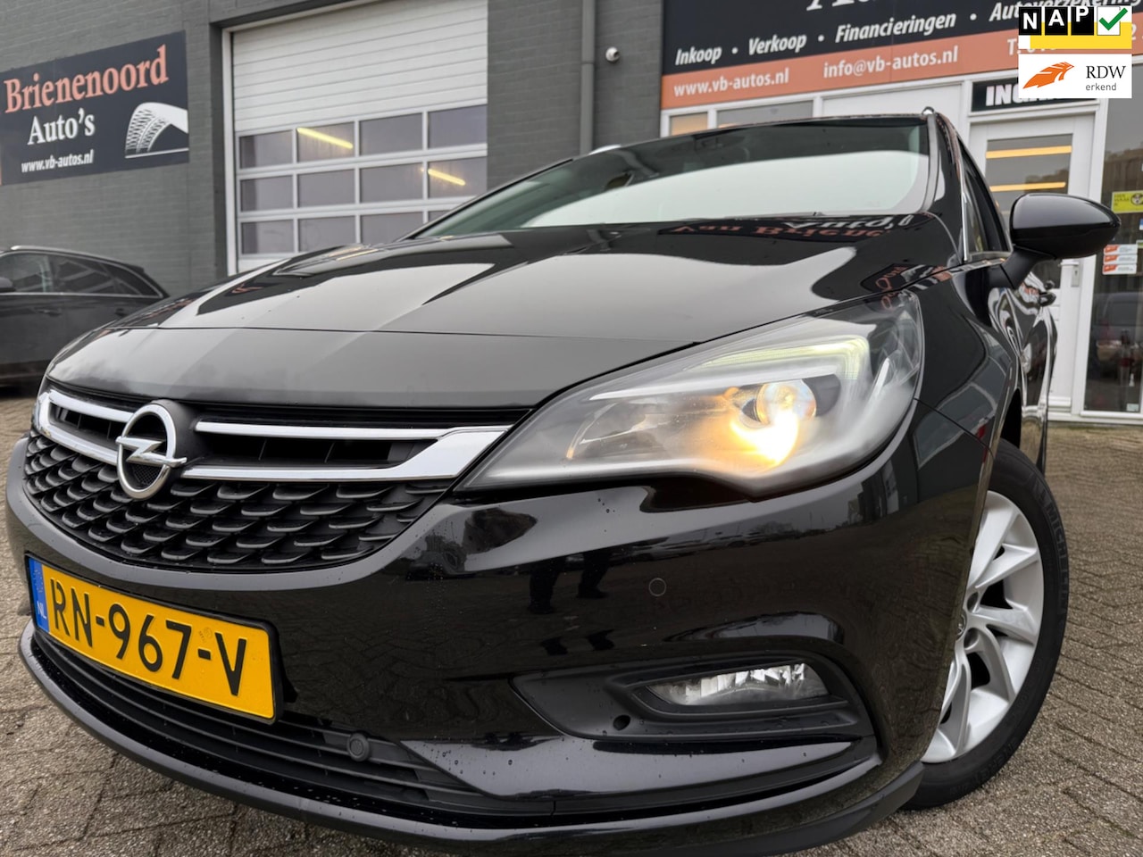 Opel Astra Sports Tourer - 1.4 Innovation van 2de Eig met trekhaak en parkeersensoren / camera en navigatie en blueto - AutoWereld.nl