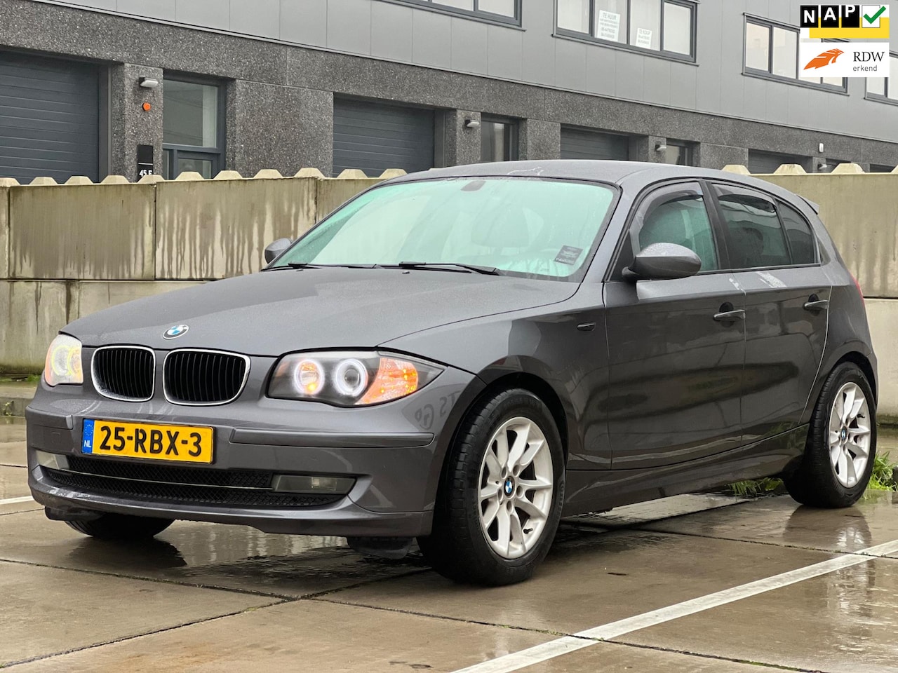 BMW 1-serie - 118i | High Executive | Airco | Parkeersensoren | Trekhaak | Dealeronderhouden - AutoWereld.nl