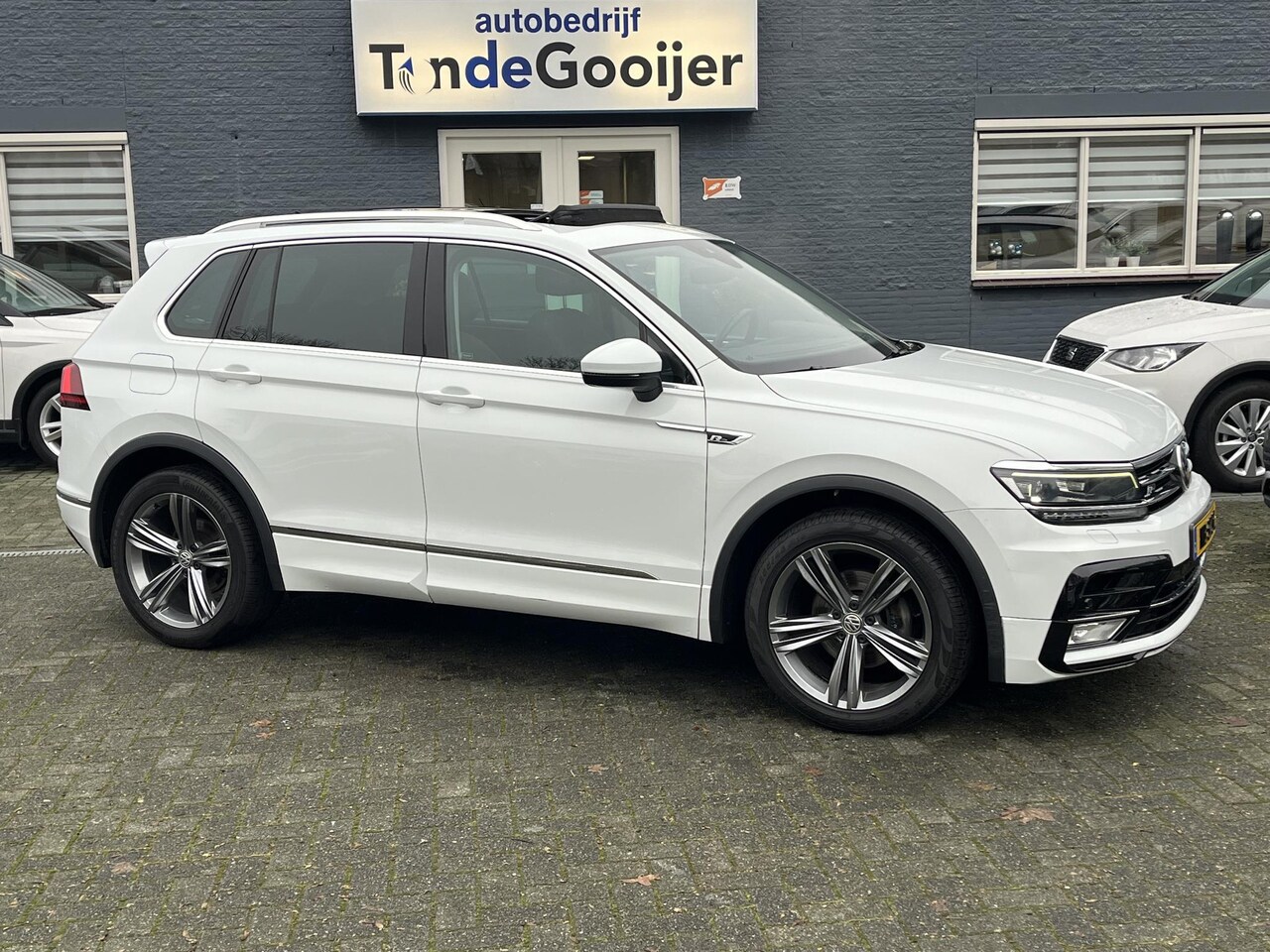 Volkswagen Tiguan - 1.4 TSi R-line | NAV. | PANORAMA | ERGO ACTIVE | NL-AUTO | - AutoWereld.nl