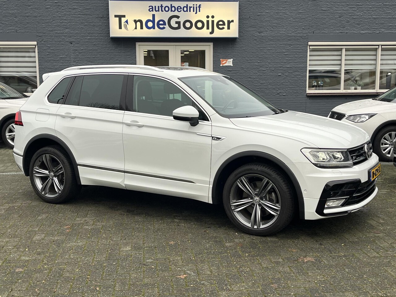 Volkswagen Tiguan - 2.0 TSi DSG 4Motion Highline Business R-Line | EL. TREKHAAK | STANDKACHEL | PANORAMADAK | - AutoWereld.nl