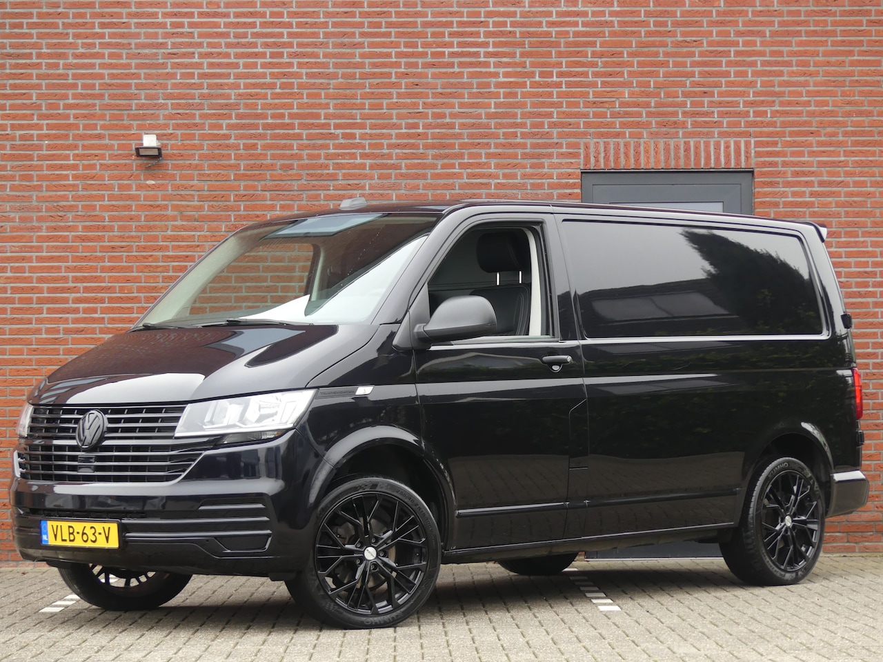 Volkswagen Transporter - 2.0 TDI L1 Trekhaak/Leer/Airco/PDC/Cruise control - AutoWereld.nl