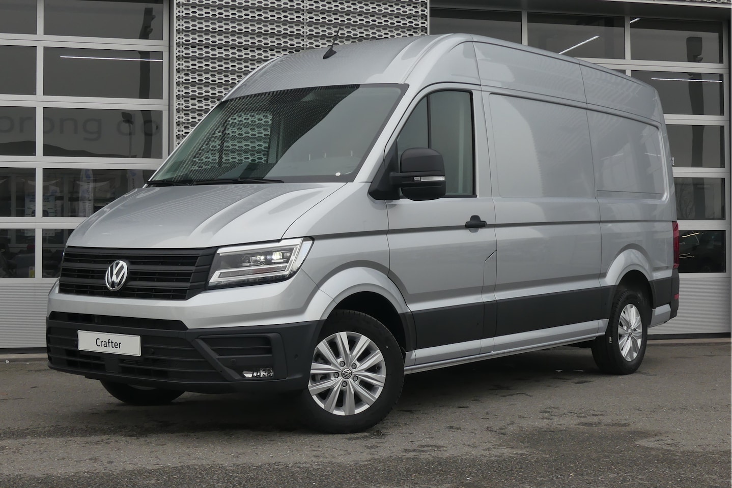 Volkswagen Crafter - | Automaat 140 | Led | Adaptive Cruise | Camera | Navigatie | Exclusive - AutoWereld.nl