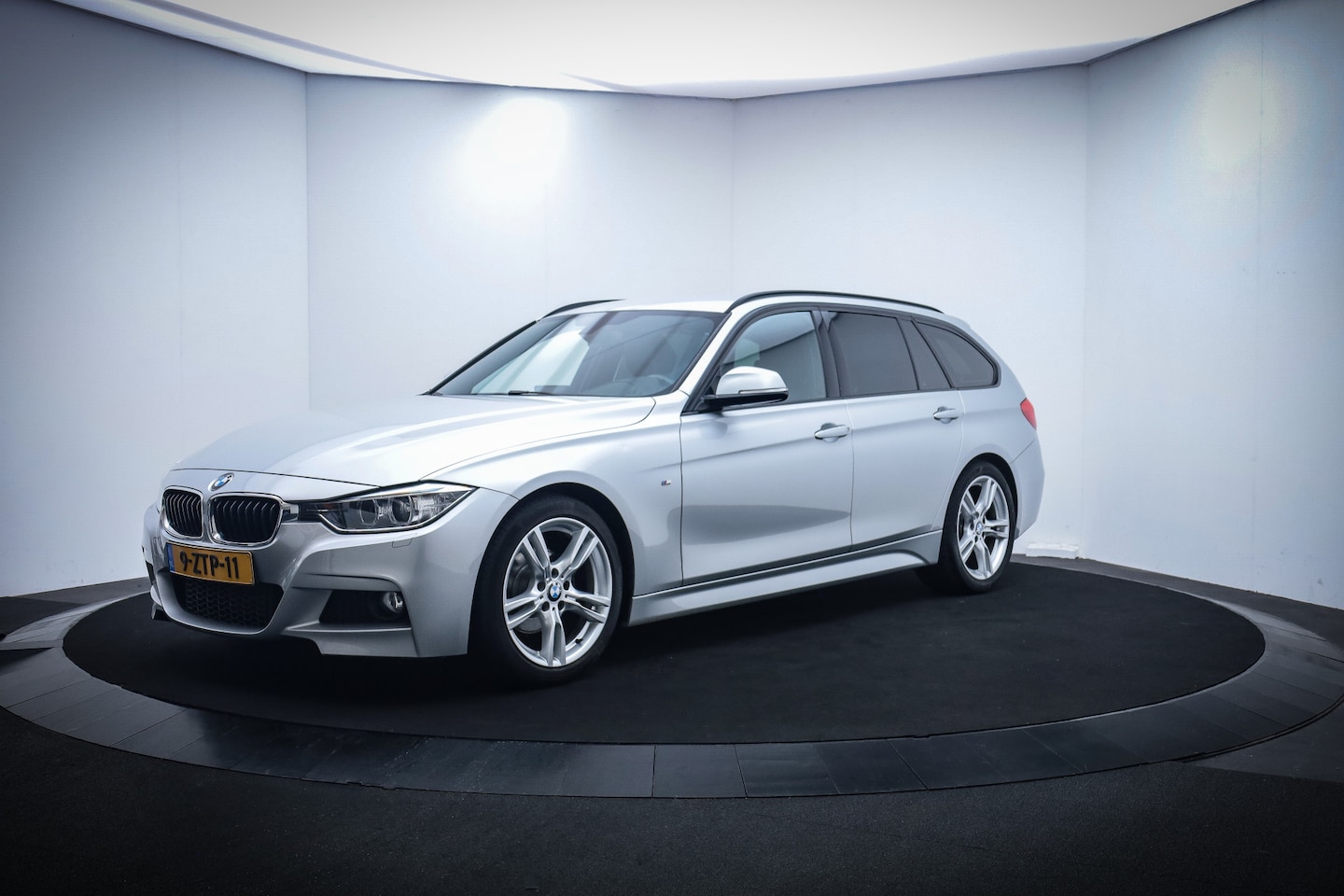 BMW 3-serie Touring - 320iA M-SPORT High Executive DEALER OH/XENON/NAVI/LEDER/STOELVERW./CLIMA/CRUISE/LMV 18'' - AutoWereld.nl