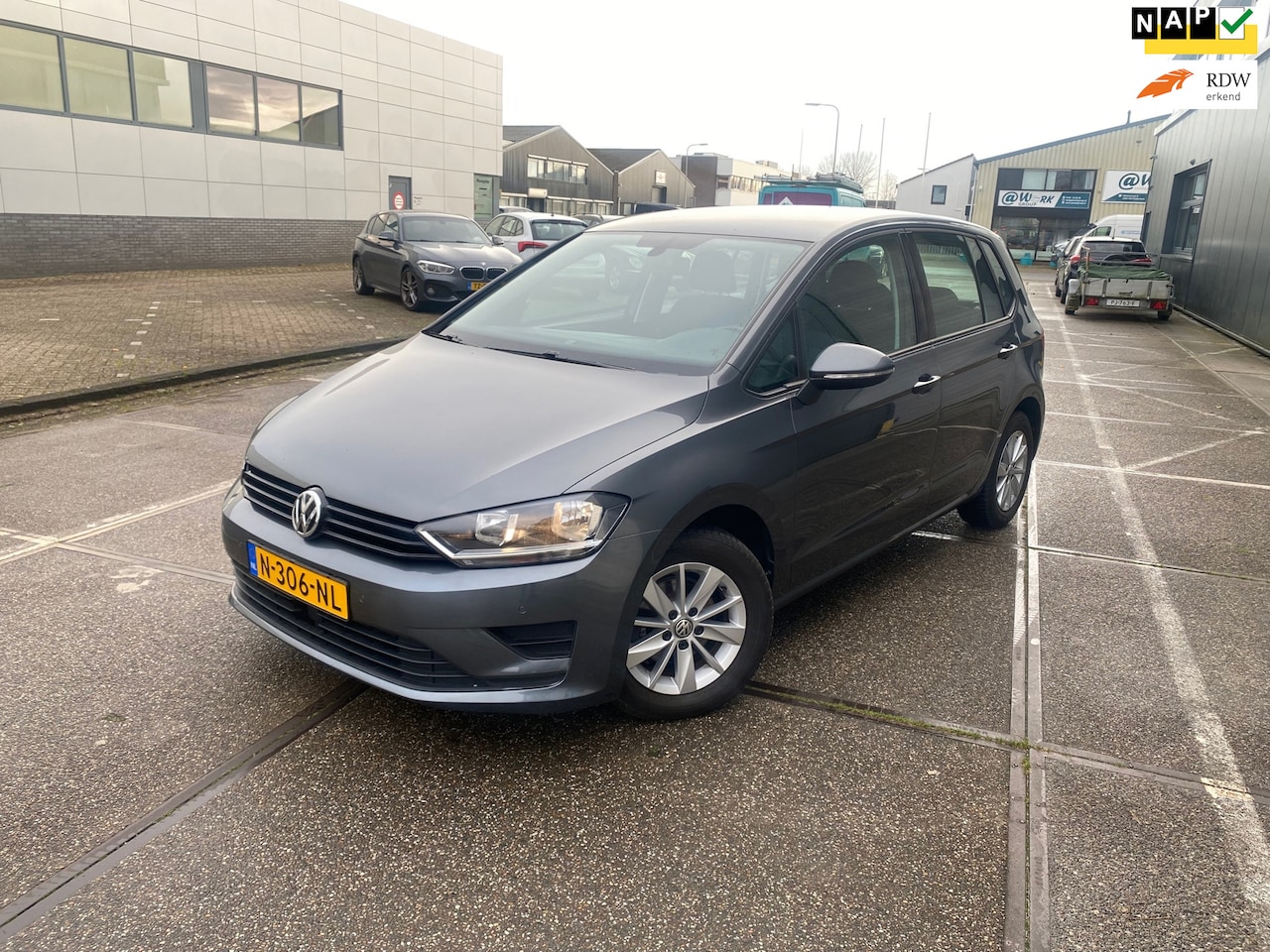 Volkswagen Golf Sportsvan - 1.2 TSI Highline/5drs/automaat/1e EIG/1jaar apk/parkeersensoren voor&achter. - AutoWereld.nl