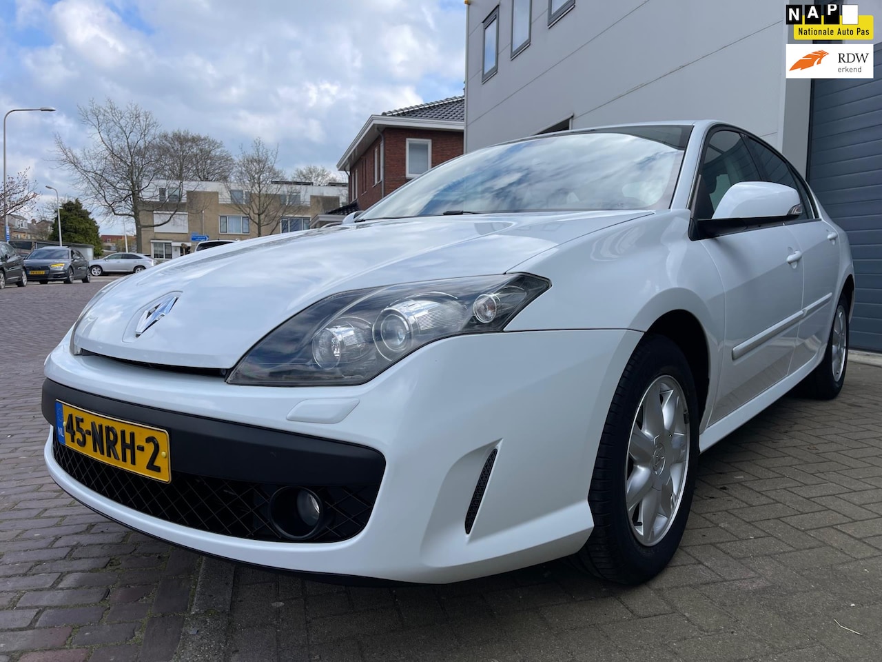 Renault Laguna - 2.0 Dynamique/Navi/Dealer onderhouden/Cruise-v/Climate-c/Nap/PDC/Xenon - AutoWereld.nl