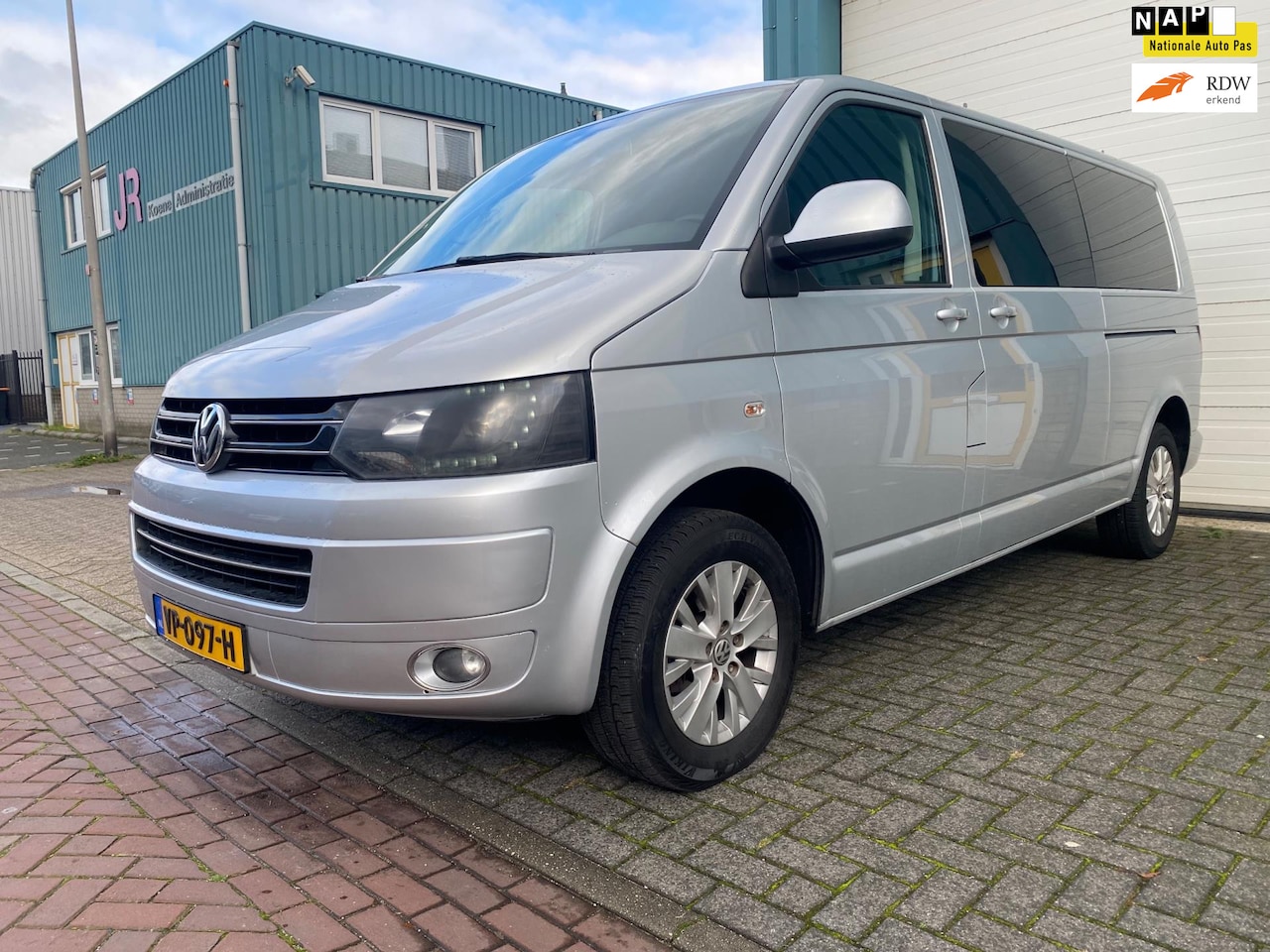 Volkswagen Transporter - 2.0 TDI L2H1 DC/Automaat/DVD/PDC/Navi/Aux/Cruice-c/Climate-c/2xschuifdeur - AutoWereld.nl