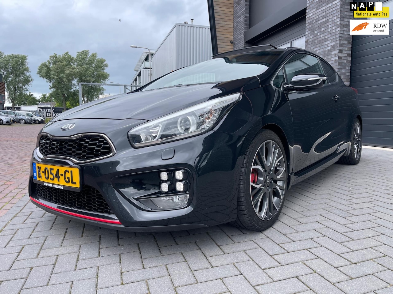 Kia Pro cee'd - 1.6 GT/Pano/Camera/Navi/Stuur verwarring/Cruise-c/Climate-c/Leder-Alcantara/Led - AutoWereld.nl