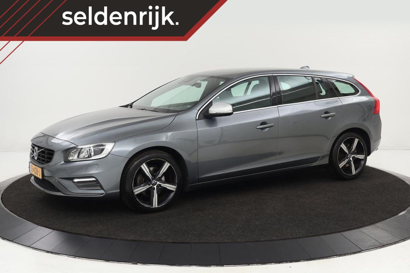 Volvo V60 - 2.0 D4 Business Sport | Stoelverwarming | Camera | Leder/Alcantara | Xenon | Climate contr - AutoWereld.nl