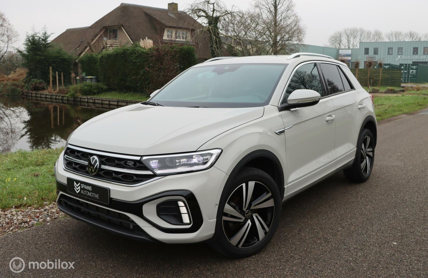 Volkswagen T-Roc - 1.5 TSI R-Line / Navi / Camera / Carplay - AutoWereld.nl