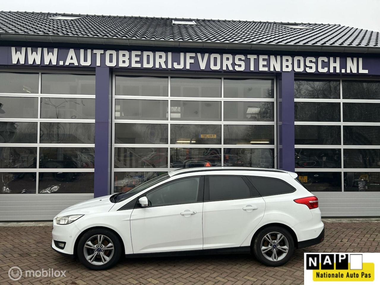 Ford Focus Wagon - 1.0 Titanium * NAVIGATIE * PDC * LM VELGEN - AutoWereld.nl